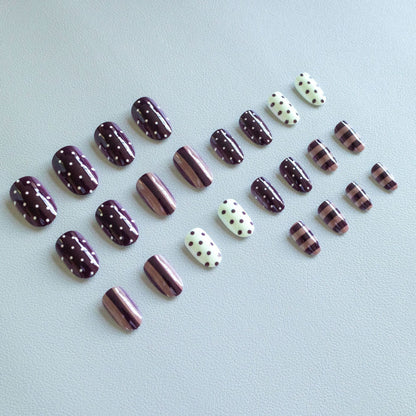 Künstlerisches Nagelkunstset mit Schokoladen- und Pünktchen-Designs