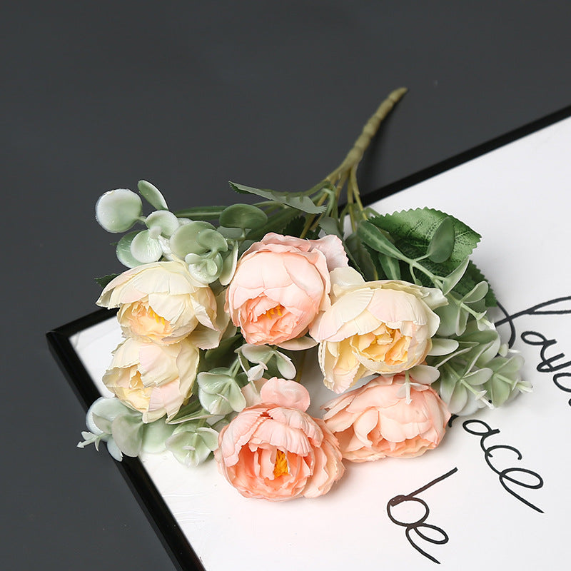 Dekorative Blumenarrangement für Tischdekoration