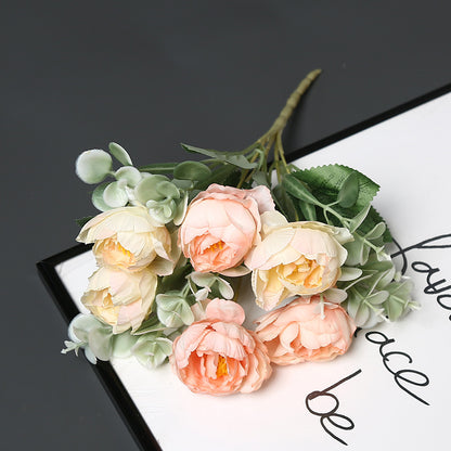 Dekorative Blumenarrangement für Tischdekoration