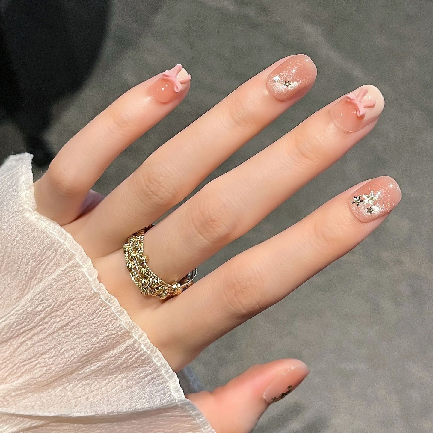 Dekorative Press-On Nagelkunst mit floralen Designs Brehn