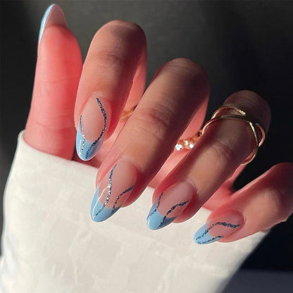 Kunstvolle Nagelkunst mit Glitzerlinien Brehn
