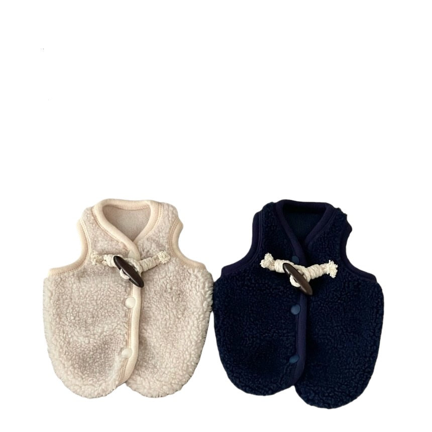 Sherpa-Fleece-Hundeweste mit Knopfverschluss und Harness-Schlitz