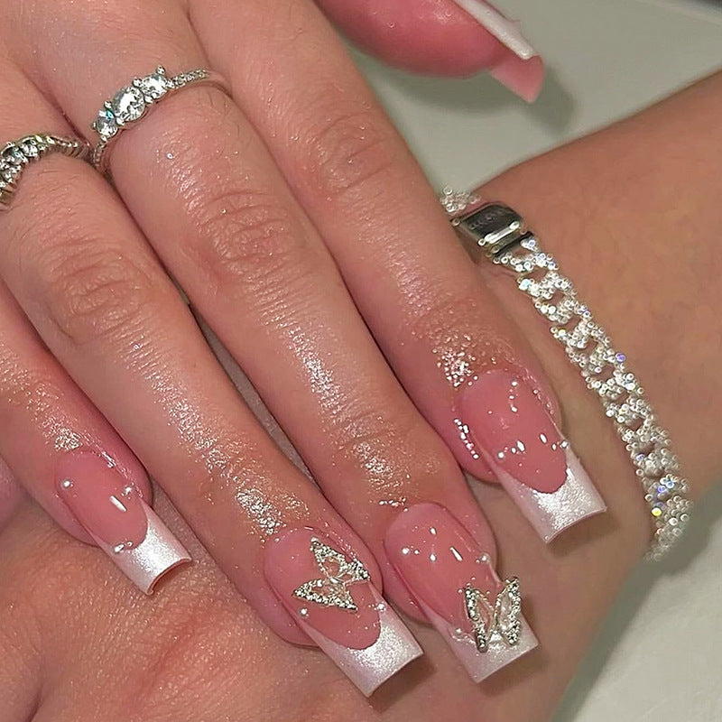 Kunstnagelset mit filigranen Designs und Schmetterlingsapplikationen Brehn