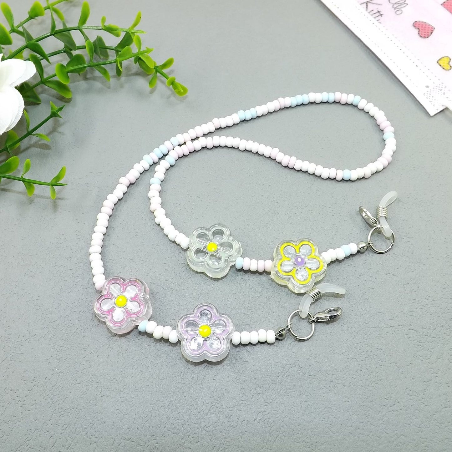 Verspielte Brillenhalterkette mit Blumenanhängern Brehn