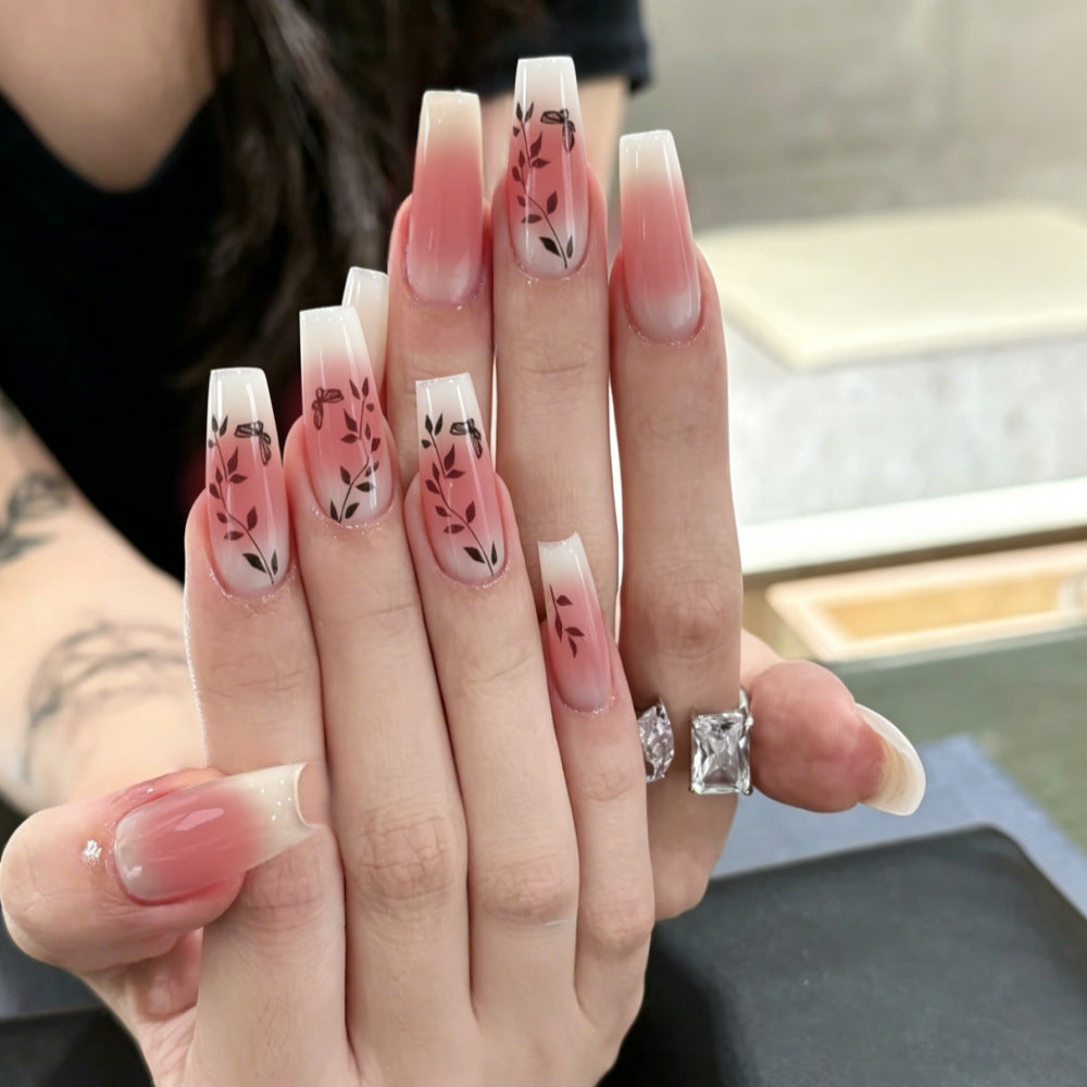 Kunstnägel mit Elegantem Ombre-Design und Floralen Akzenten Brehn