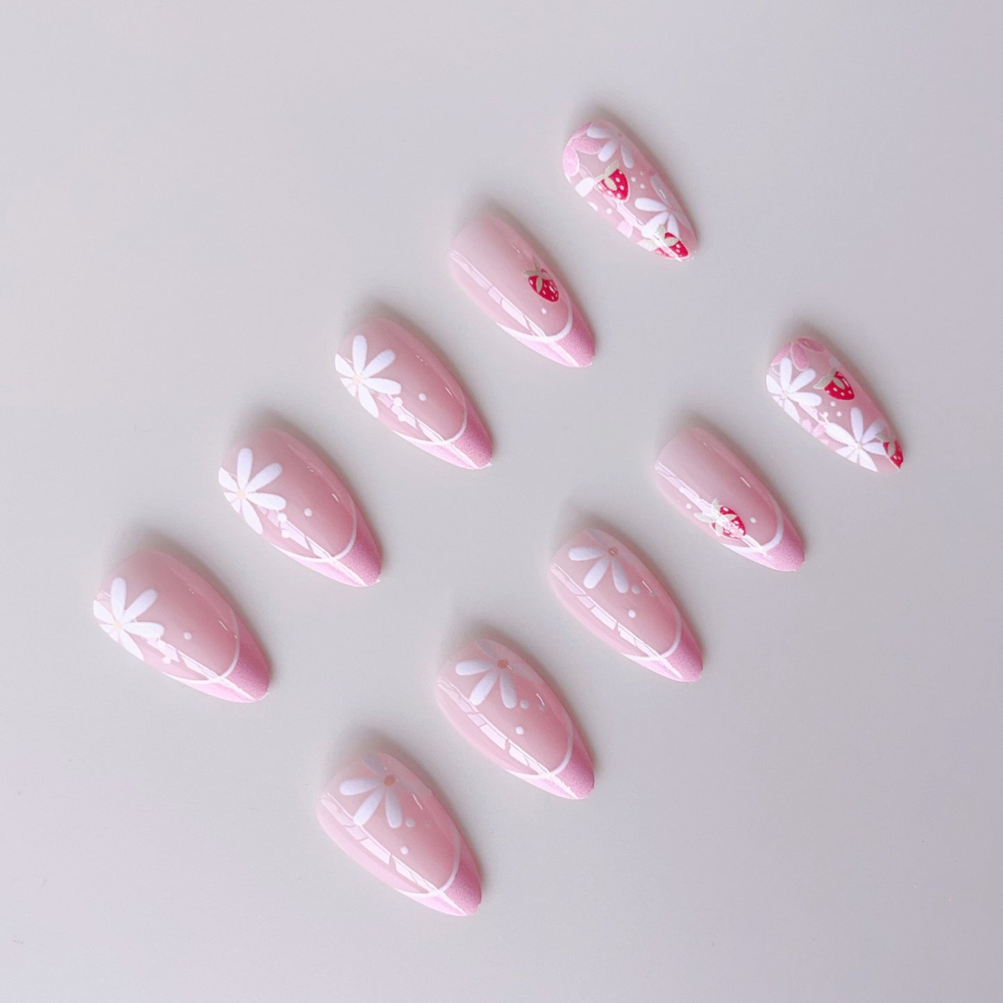 Kunstnagelset mit verspielten Blumen- und Erdbeermotiven Brehn