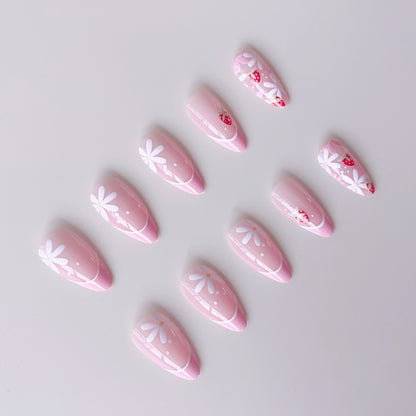 Kunstnagelset mit verspielten Blumen- und Erdbeermotiven Brehn