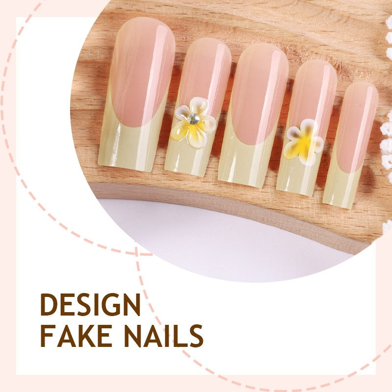 Kunstnagelset mit zarten Blütenverzierungen Brehn