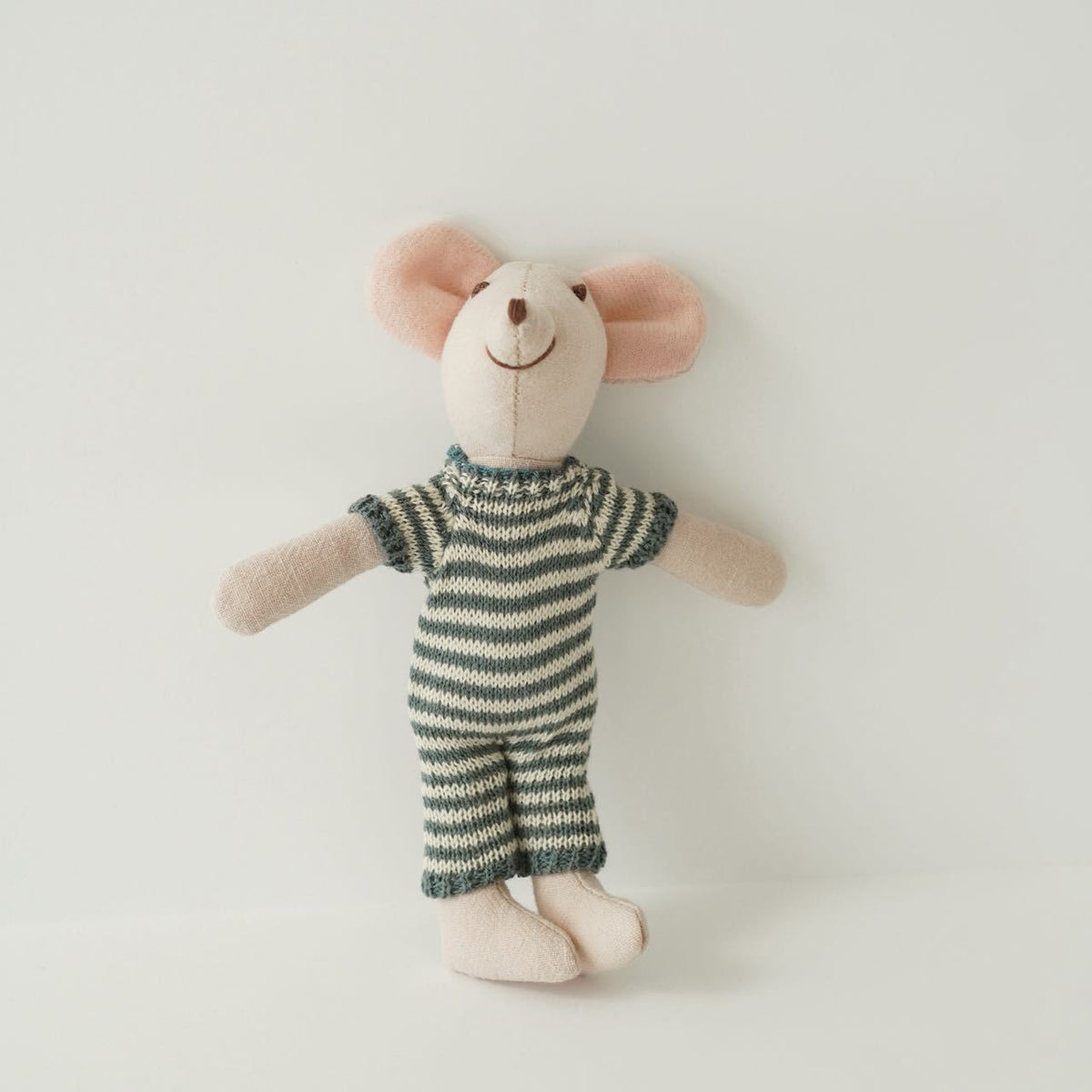 Handgefertigte Maus Plüschpuppe mit gestricktem Herzpullover, Pom-Pom-Mütze und Gingham-Hose