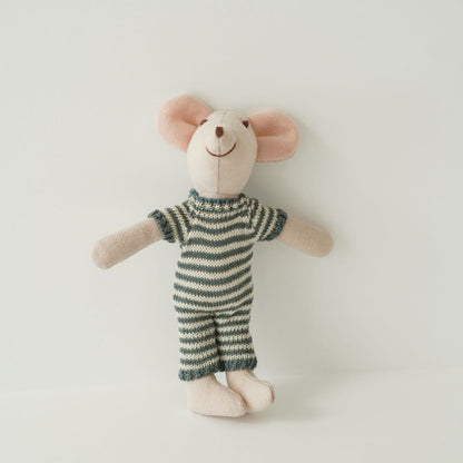 Handgefertigte Maus Plüschpuppe mit gestricktem Herzpullover, Pom-Pom-Mütze und Gingham-Hose