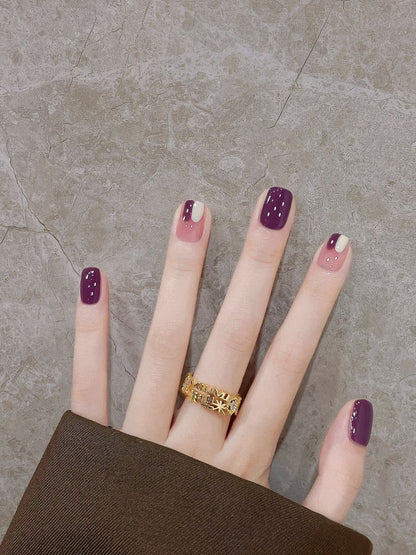 Dekoratives Press-On Nageldesign-Set mit einzigartigen Mustern