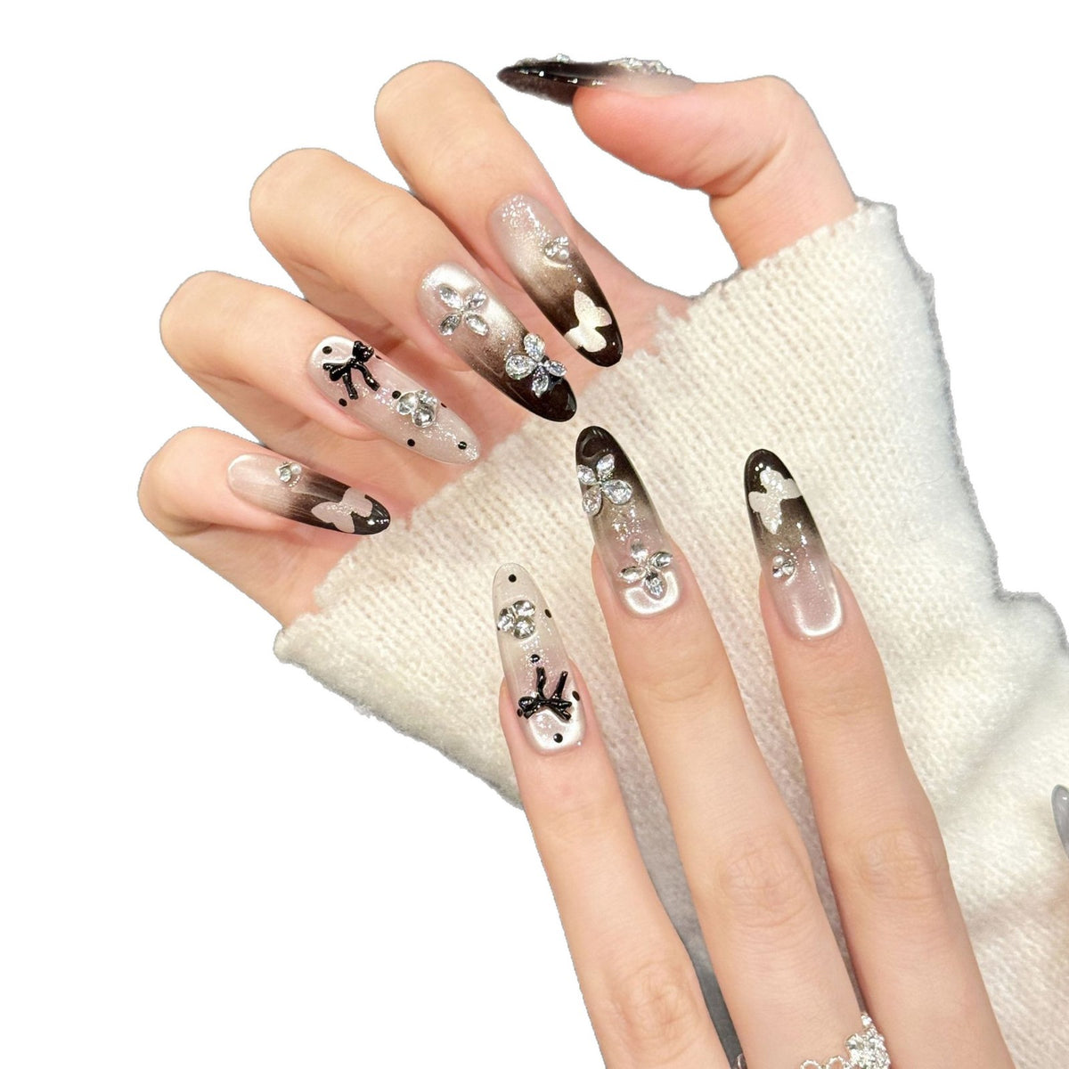 Künstlerisches Press-On Nagelset mit 3D-Blüten und Edelsteinakzenten