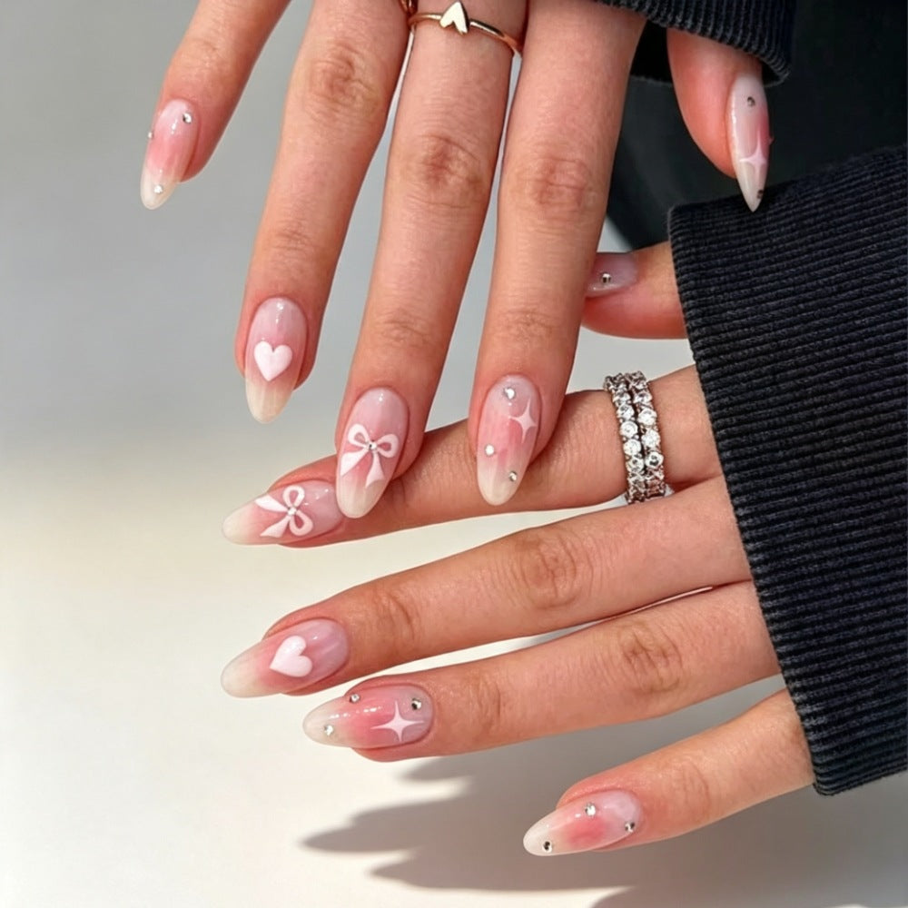 Dekorative Press-On Nagelkunst Set mit Herz- und Schleifendesigns Brehn