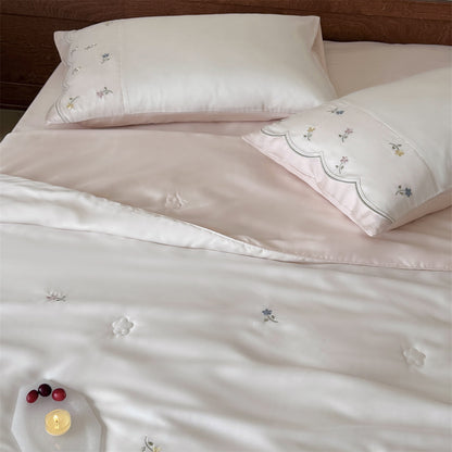 Bestickte Satin-Bettwäsche-Garnitur mit feiner Blumen-Stickerei und seidig-weichem Griff