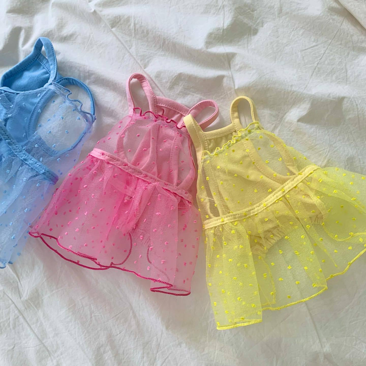 Durchsichtiges Organza-Punktemuster-Hundekleid mit Rüschensaum und Geschirröffnung