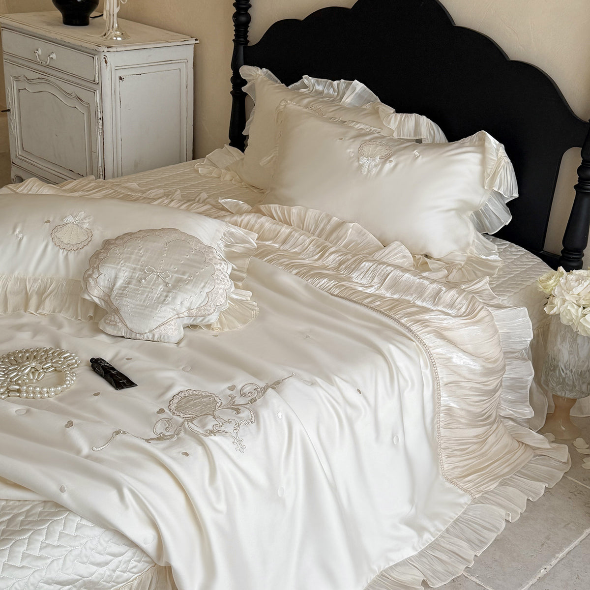 Elegantes besticktes Satin-Bettwäsche-Set mit Volantkissen und gesteppter Tagesdecke Brehn