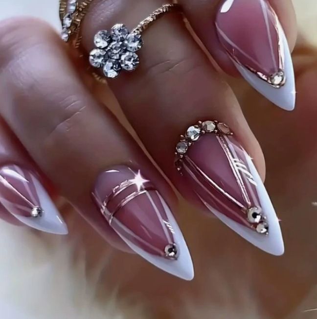 Kunstnagelset mit eleganter Spitzenform und luxuriösen Verzierungen Brehn
