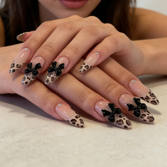 Künstlerisches Press-On-Nagelset mit Leopardenmuster und Schleifenakzenten Brehn
