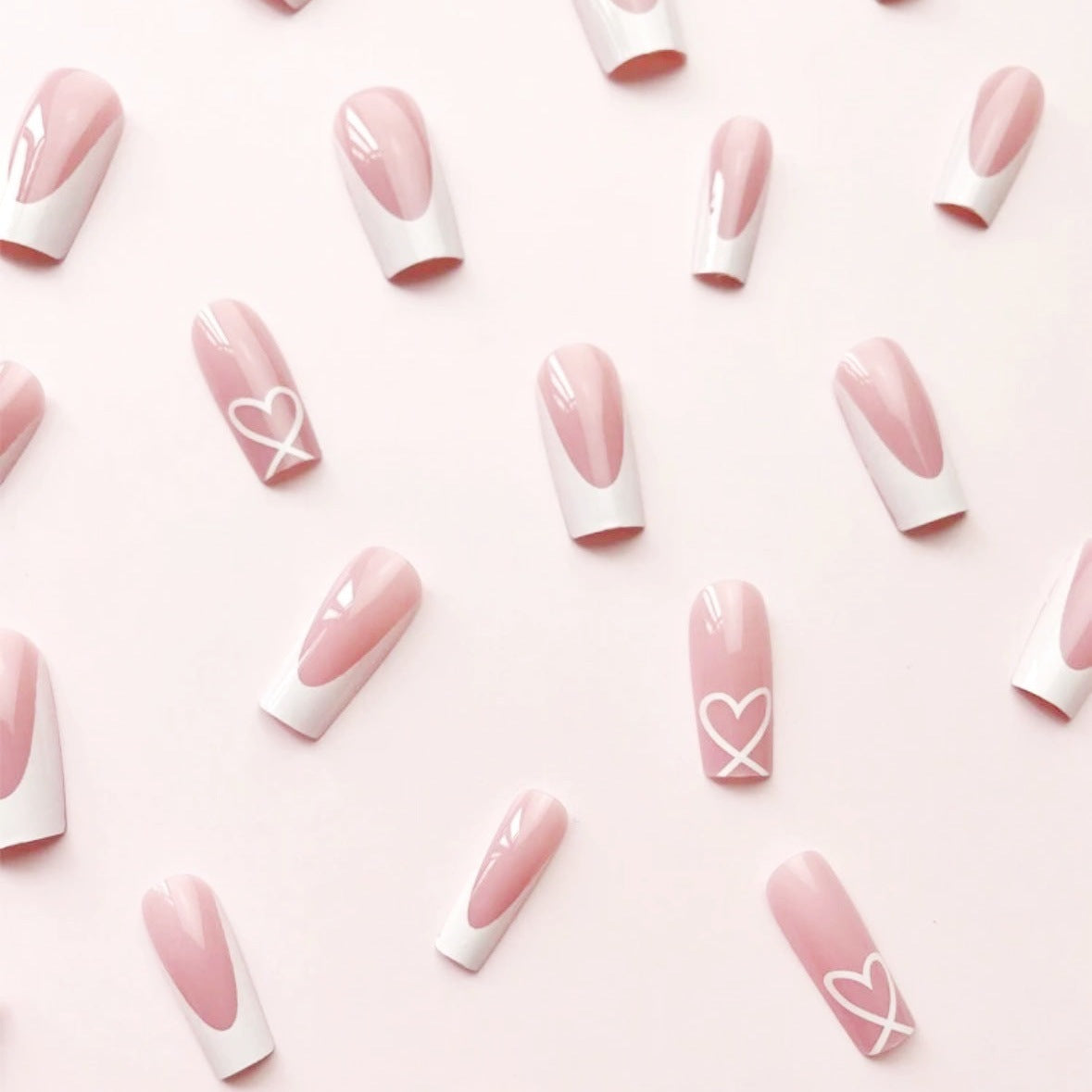 Kunstnagelset mit eleganten French Spitzen und romantischen Herzverzierungen Brehn