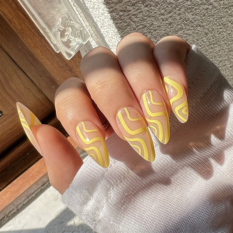 Kunstvolle Stiletto-Nägel mit modernem Wellen-Design Brehn