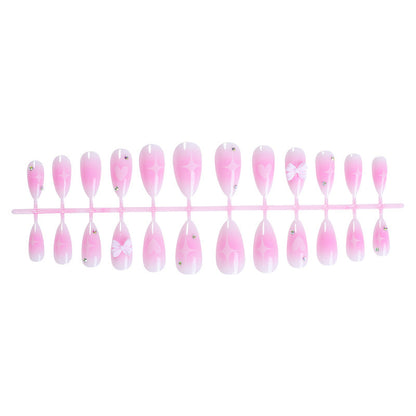 Kunstnagelset mit zarten Herzen und glitzernden Akzenten Brehn
