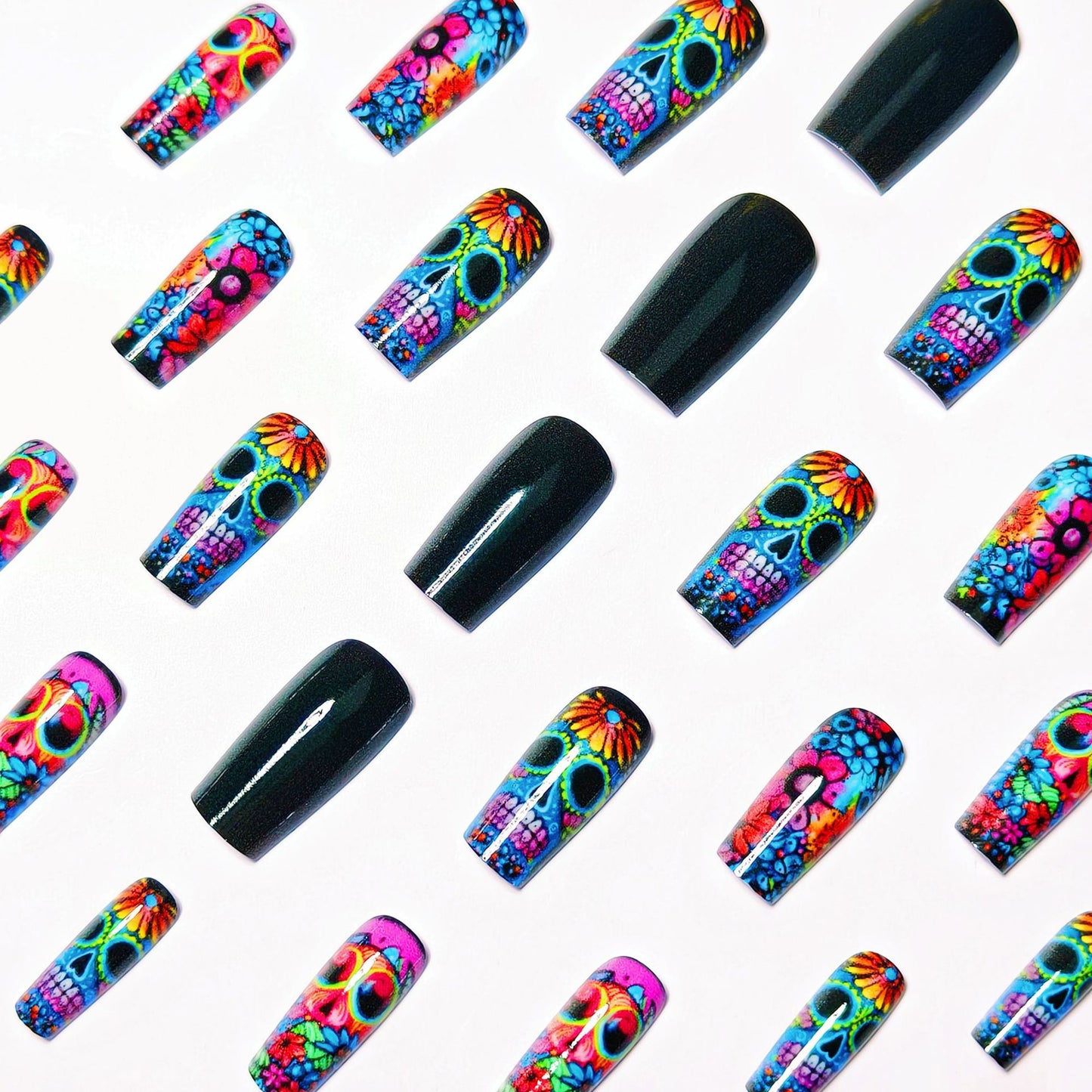 Kunstnagelset mit Lebhaftem Totenschädel-Design Brehn