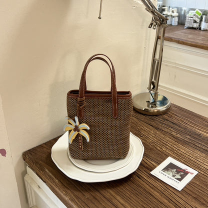 Gewebte Strandhandtasche mit dekorativem Charm