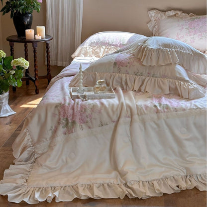Rüschige Satin-Kissenhülle mit Volant, Spitzenbordüre und floralem Einsaz