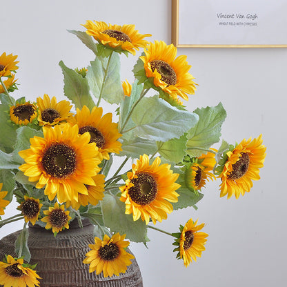 Dekorativer Sonnenblumenstrauß