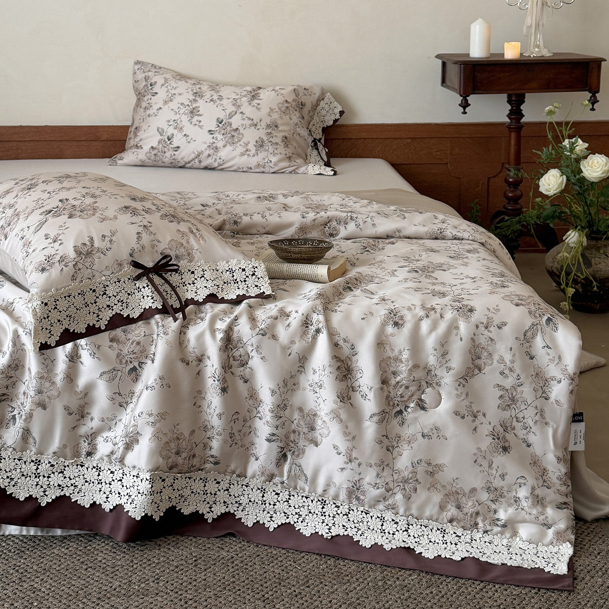 Satin-Bettwäsche-Garnitur mit romantischem Blumenmuster und Spitzenbordüre Brehn
