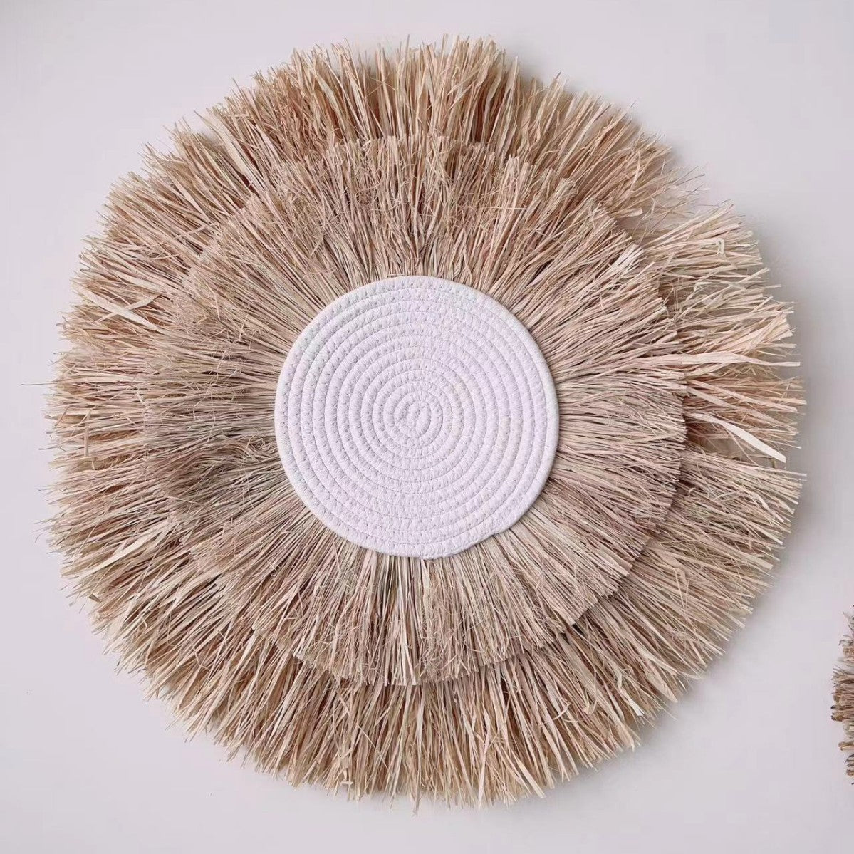 Dekorativer Wandschmuck mit Kunstfaser und Holzperlen Brehn