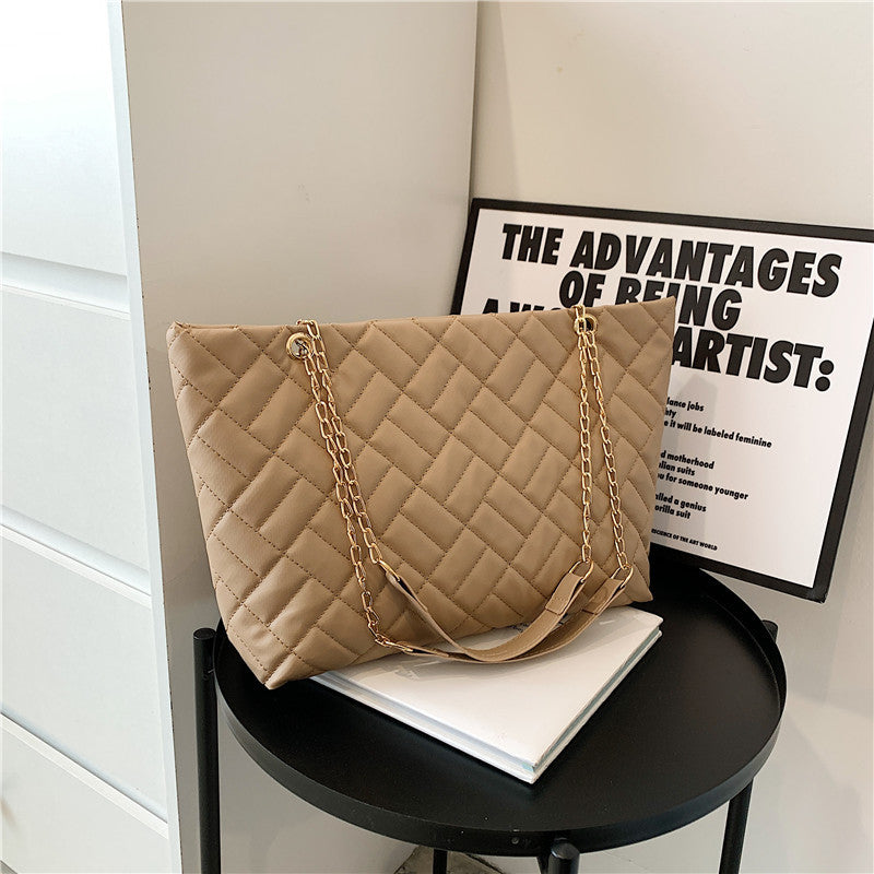 Elegante gesteppte Tote mit Kettenhenkeln