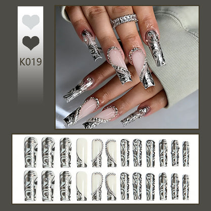 Elegante Kunstnägel mit stilvollen Verzierungen Brehn