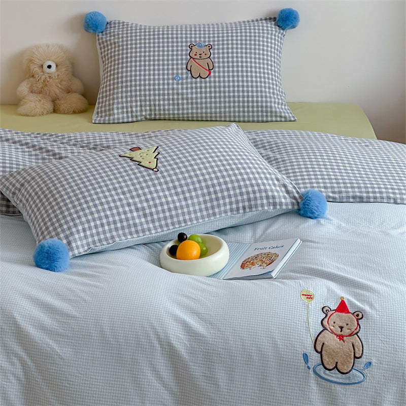 Kinder-Bettwäschegarnitur aus Baumwollsatin mit 3D-Teddy-Applikationen und Bommel-Ecken