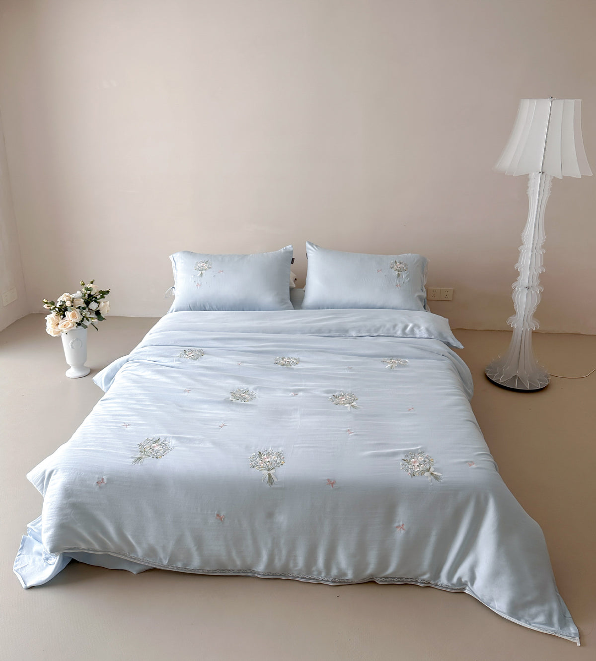 Elegante bestickte Baumwollsatin-Bettwäschegarnitur mit floralen Bouquet-Applikationen Brehn