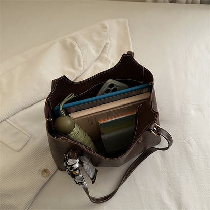 Elegante Faux-Leder Tote Handtasche mit Schal-Detail