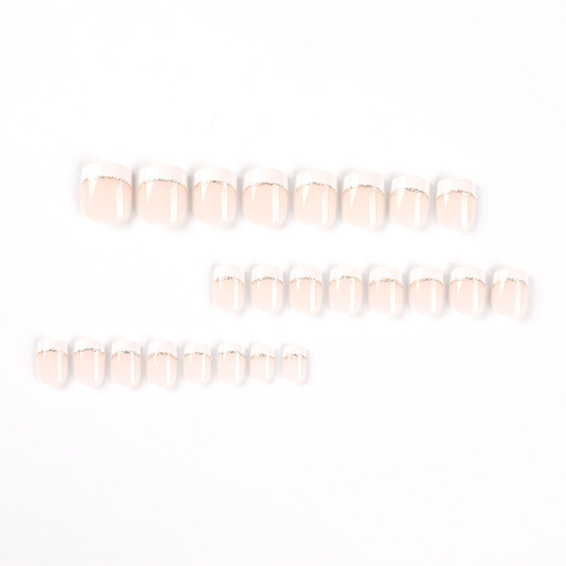 Kunstvolle Nagelverlängerungen mit elegantem French-Tip und Goldakzenten Brehn