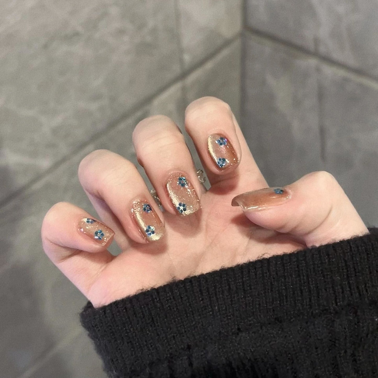 Glitzernde Kunstnägel mit Floralem Design Brehn