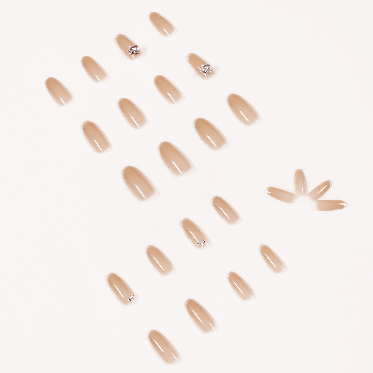 Kunstvolle Nagelkunst mit Strassverzierungen Brehn