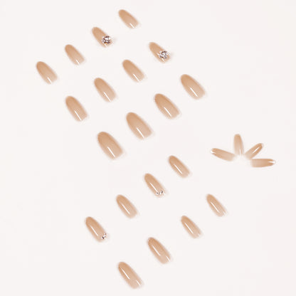 Kunstvolle Nagelkunst mit Strassverzierungen Brehn