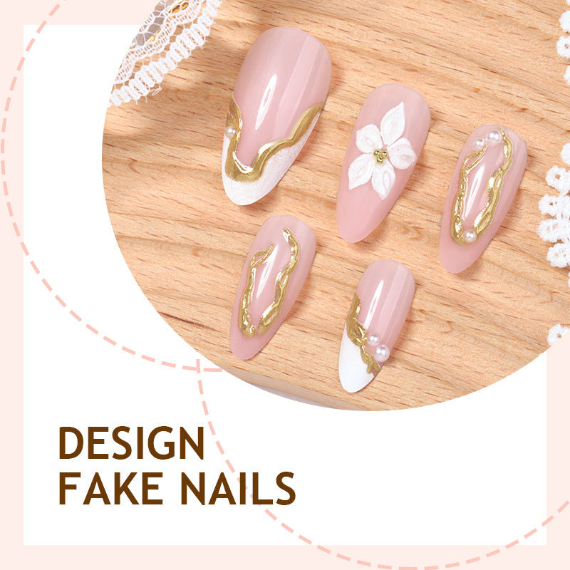 Kunstnagelset mit eleganten Goldakzenten und Blumendekoren Brehn