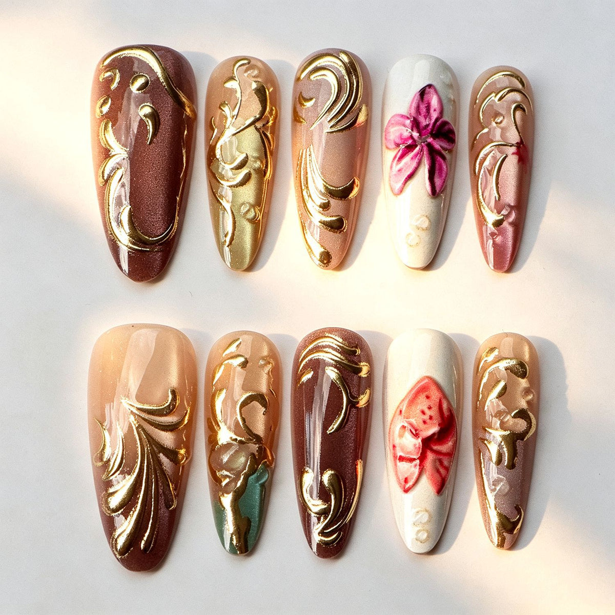 Künstlerisches Press-On-Nagelset mit floralen Verzierungen
