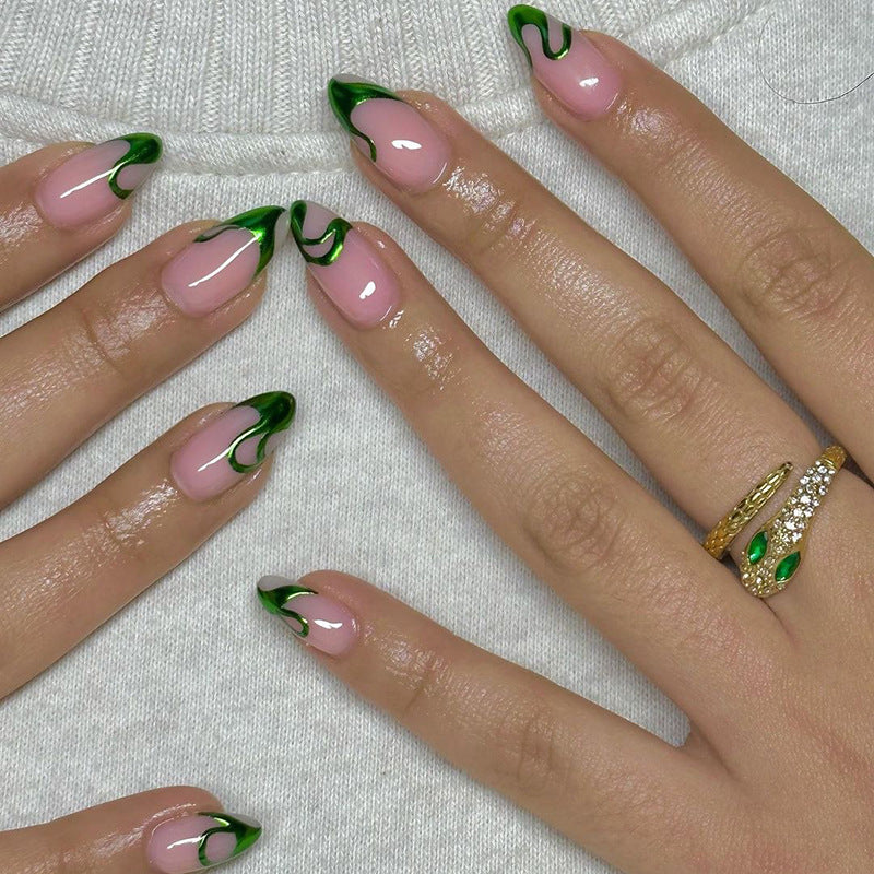 Elegante Nagelkunst mit stilvollen grünen Akzenten und Hochglanzfinish Brehn