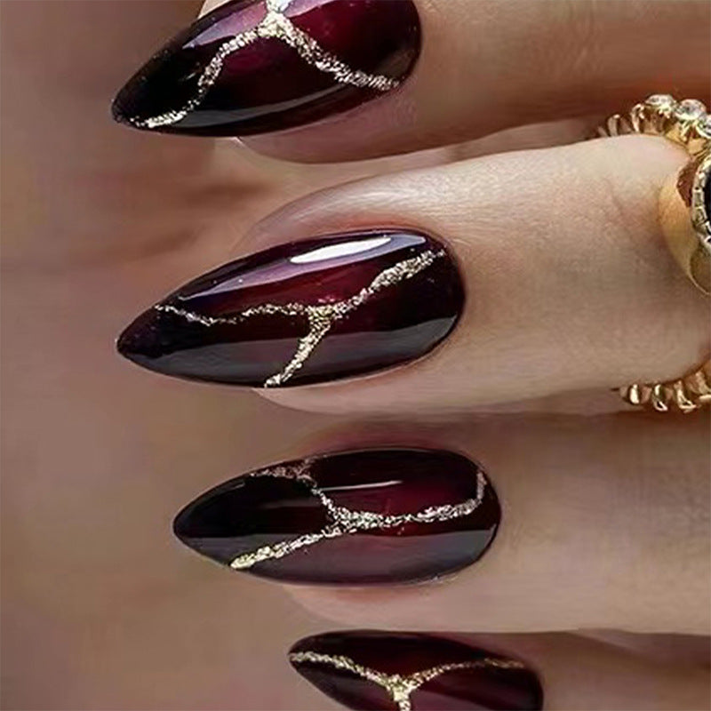 Elegante Kunstnägel mit goldenen Akzenten Brehn