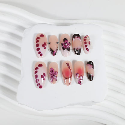 Kunstnagelset mit eleganten floralem Design und glänzenden Akzenten Brehn