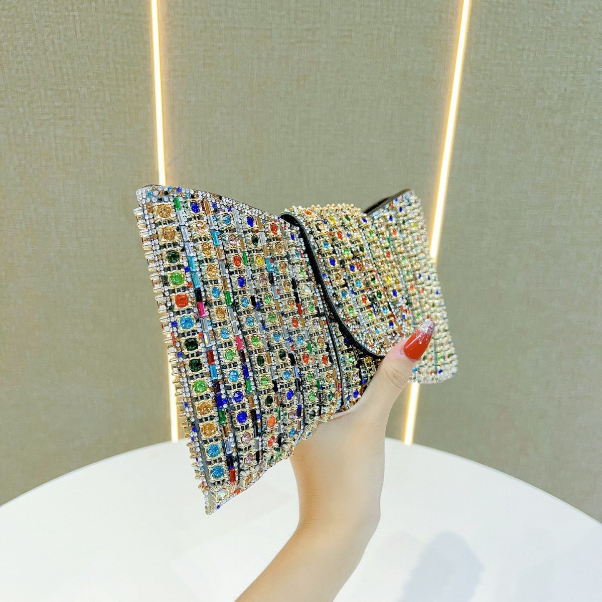 Glamouröse, mit Rhinestones besetzte Abend-Clutch
