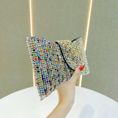 Glamouröse, mit Rhinestones besetzte Abend-Clutch