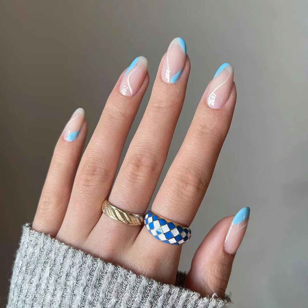 Trendige Nagelkunst mit modernem Wellenmuster Brehn