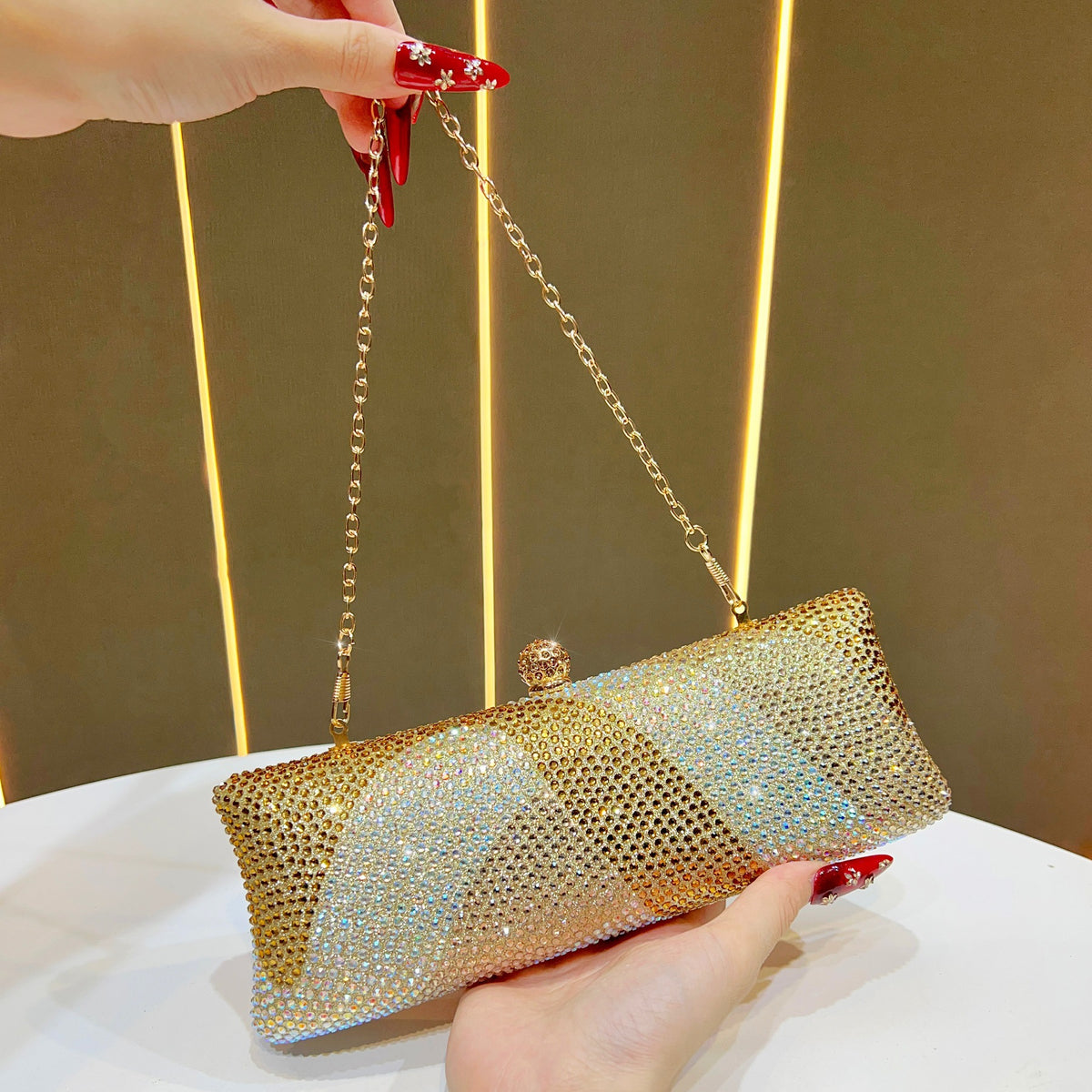 Glamouröse mit Strass besetzte Clutch