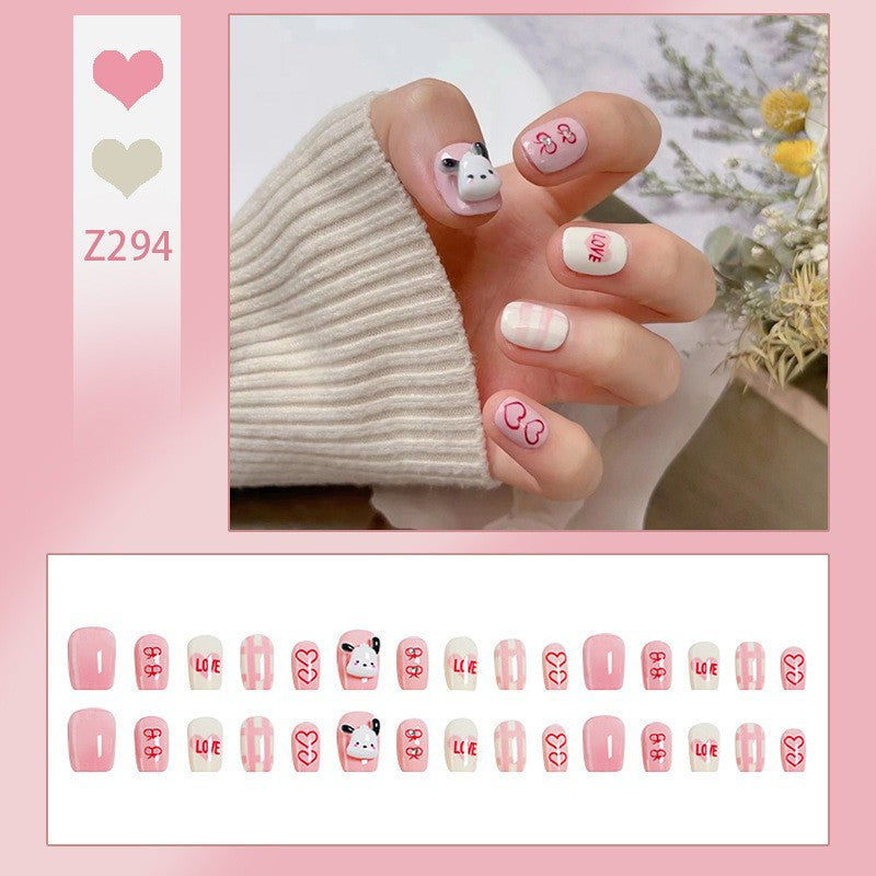 Kreatives Kunstnagelset mit modernen Herzmotiven Brehn